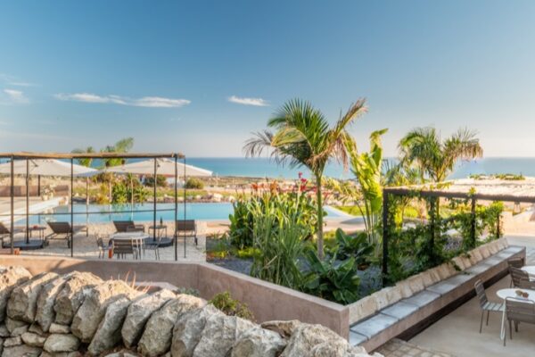mangiabove_property_photo_pool_sea_outdoor_dining