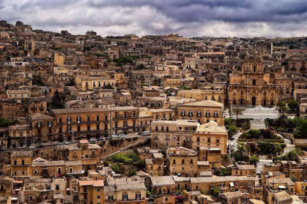 modica_houses_in_hillside